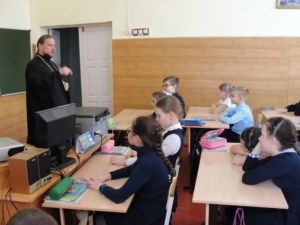 Священник рассказал школьникам об устройстве храма