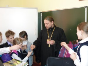 Священник рассказал школьникам об устройстве храма