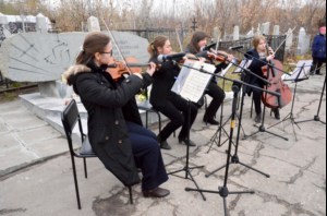 У мемориала жертвам политических репрессий совершена панихида