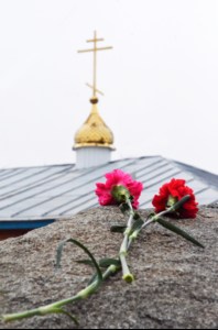 У мемориала жертвам политических репрессий совершена панихида