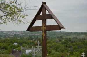 На кладбище в поселке Поливановка освящен и установлен Поклонный крест