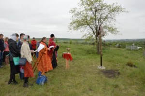 На кладбище в поселке Поливановка освящен и установлен Поклонный крест