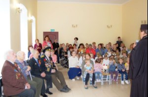 Воспитанники «Колоска» поздравили ветеранов с Днем Победы