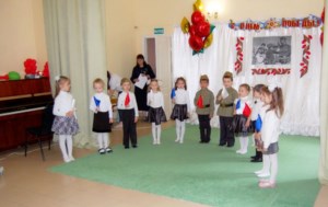 Воспитанники «Колоска» поздравили ветеранов с Днем Победы