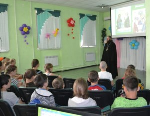 Священник встретился с детьми из летнего лагеря