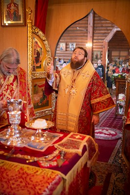 Митрополит Игнатий совершил Божественную литургию в Сретенском храме Саратова