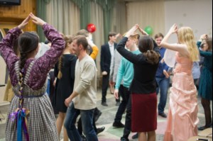 В Саратове прошла пасхальная молодежная вечерка
