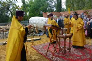 Совершено освящение крестов и куполов храма во имя апостола и евангелиста Иоанна Богослова г. Саратова