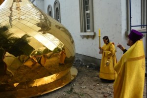 Совершено освящение крестов и куполов храма во имя апостола и евангелиста Иоанна Богослова г. Саратова