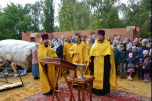Совершено освящение крестов и куполов храма во имя апостола и евангелиста Иоанна Богослова г. Саратова