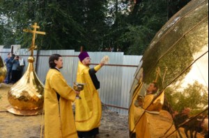 Совершено освящение крестов и куполов храма во имя апостола и евангелиста Иоанна Богослова г. Саратова