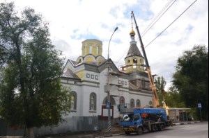 Совершено освящение крестов и куполов храма во имя апостола и евангелиста Иоанна Богослова г. Саратова