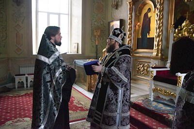 Митрополит Игнатий совершил утреню с чином погребения Спасителя в Покровском соборе г. Саратова