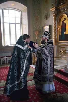 Митрополит Игнатий совершил утреню с чином погребения Спасителя в Покровском соборе г. Саратова