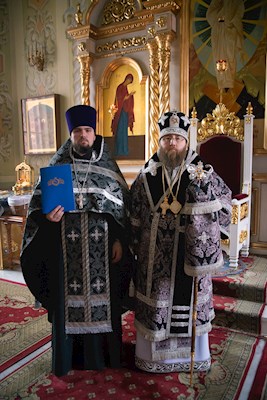 Митрополит Игнатий совершил утреню с чином погребения Спасителя в Покровском соборе г. Саратова