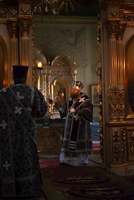 Митрополит Игнатий совершил утреню с чином погребения Спасителя в Покровском соборе г. Саратова
