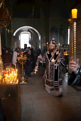 Митрополит Игнатий совершил утреню с чином погребения Спасителя в Покровском соборе г. Саратова