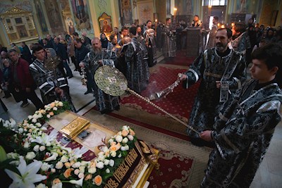 Митрополит Игнатий совершил утреню с чином погребения Спасителя в Покровском соборе г. Саратова
