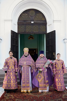 Митрополит Игнатий совершил Божественную литургию в Свято-Духовском соборе г. Саратова