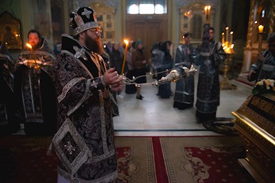 Митрополит Игнатий совершил утреню с чином погребения Спасителя в Покровском соборе г. Саратова