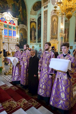 Митрополит Игнатий совершил Божественную литургию в Свято-Духовском соборе г. Саратова