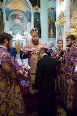 Митрополит Игнатий совершил Божественную литургию в Свято-Духовском соборе г. Саратова