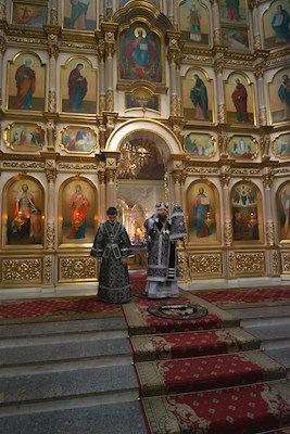 Митрополит Игнатий совершил утреню с чином погребения Спасителя в Покровском соборе г. Саратова