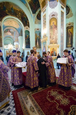 Митрополит Игнатий совершил Божественную литургию в Свято-Духовском соборе г. Саратова