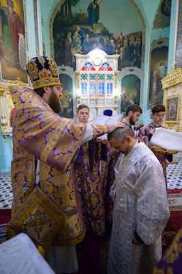 Митрополит Игнатий совершил Божественную литургию в Свято-Духовском соборе г. Саратова