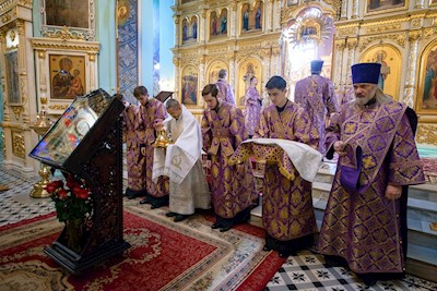 Митрополит Игнатий совершил Божественную литургию в Свято-Духовском соборе г. Саратова