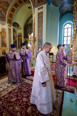 Митрополит Игнатий совершил Божественную литургию в Свято-Духовском соборе г. Саратова