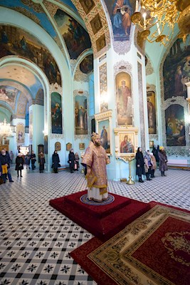 Митрополит Игнатий совершил Божественную литургию в Свято-Духовском соборе г. Саратова