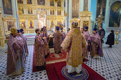 Митрополит Игнатий совершил Божественную литургию в Свято-Духовском соборе г. Саратова