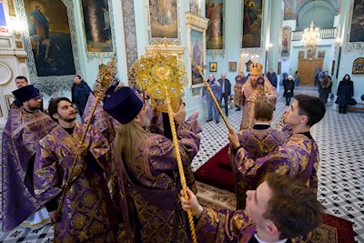 Митрополит Игнатий совершил Божественную литургию в Свято-Духовском соборе г. Саратова