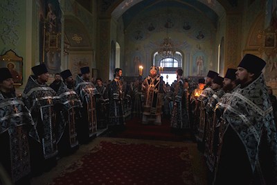 Митрополит Игнатий совершил утреню с чином погребения Спасителя в Покровском соборе г. Саратова