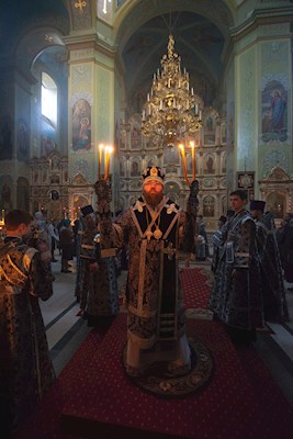 Митрополит Игнатий совершил утреню с чином погребения Спасителя в Покровском соборе г. Саратова