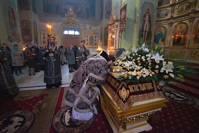 Митрополит Игнатий совершил утреню с чином погребения Спасителя в Покровском соборе г. Саратова