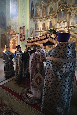Митрополит Игнатий совершил утреню с чином погребения Спасителя в Покровском соборе г. Саратова