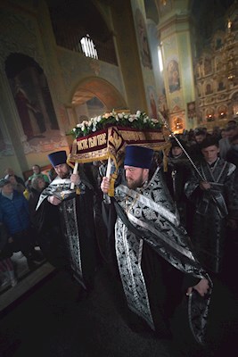 Митрополит Игнатий совершил утреню с чином погребения Спасителя в Покровском соборе г. Саратова
