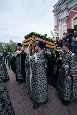 Митрополит Игнатий совершил утреню с чином погребения Спасителя в Покровском соборе г. Саратова