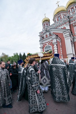 Митрополит Игнатий совершил утреню с чином погребения Спасителя в Покровском соборе г. Саратова