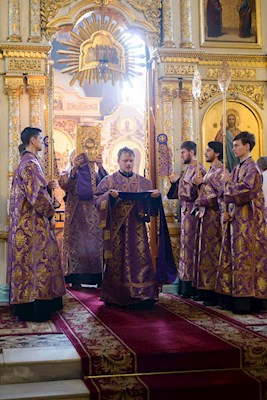 Митрополит Игнатий совершил Божественную литургию в Свято-Духовском соборе г. Саратова