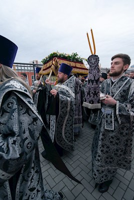 Митрополит Игнатий совершил утреню с чином погребения Спасителя в Покровском соборе г. Саратова