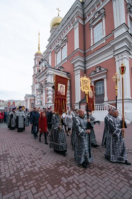Митрополит Игнатий совершил утреню с чином погребения Спасителя в Покровском соборе г. Саратова