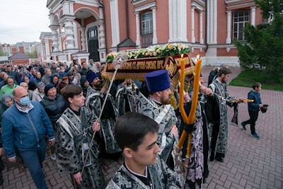 Митрополит Игнатий совершил утреню с чином погребения Спасителя в Покровском соборе г. Саратова