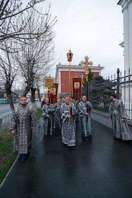 Митрополит Игнатий совершил утреню с чином погребения Спасителя в Покровском соборе г. Саратова