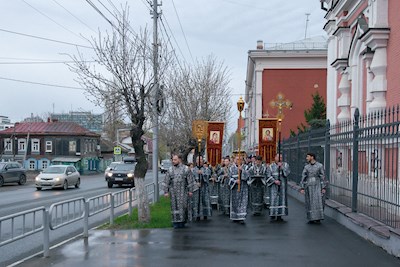 Митрополит Игнатий совершил утреню с чином погребения Спасителя в Покровском соборе г. Саратова