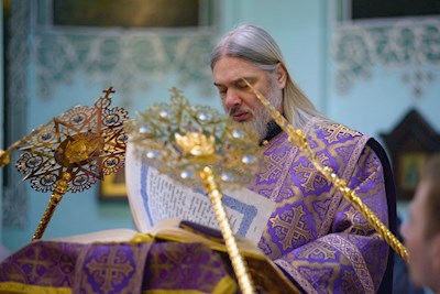 Митрополит Игнатий совершил Божественную литургию в Свято-Духовском соборе г. Саратова