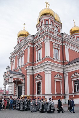 Митрополит Игнатий совершил утреню с чином погребения Спасителя в Покровском соборе г. Саратова