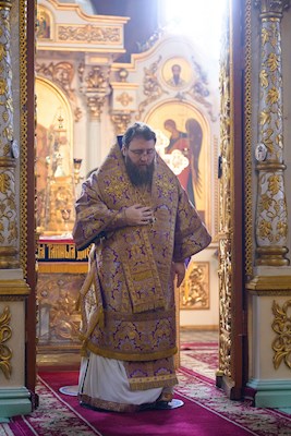 Митрополит Игнатий совершил Божественную литургию в Свято-Духовском соборе г. Саратова